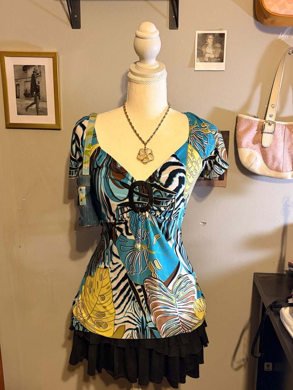 Laura Y2K Tropical Print V-Neck Blouse with O-Ring Detail